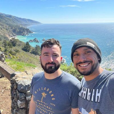 Somebody broke into the car and stole all our shit the morning we drove to Big Sur. 🤬 For a long minute, we almost didn’t go but what’s that saying about lemons and lemonade? We went anyway… because life just be like that sometimes. 🤷🏻‍♂️ Took these pics at the edge with the dogs and wouldn’t trade it for all the Vouri pants in the world. 🍋 #throwbacktuesday #bigsur #californiaadventure