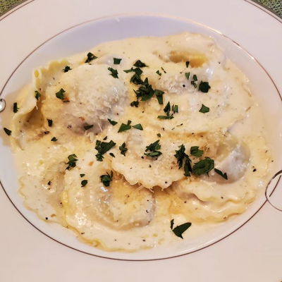 Mushroom Ravioli in a Garlic Cream Sauce. Swipe for Italian Bread with Bruschetta. This was a quick meal I made during the week using a mix of pre-made and homemade items. I bought the ravioli and bread and made the sauce and bruschetta from scratch. 🥰
.
.
.
.
#twitchtv #twitchstreamer #smallstreamer #cookinginkansas #italianfood #pasta #ravioli #bruschetta