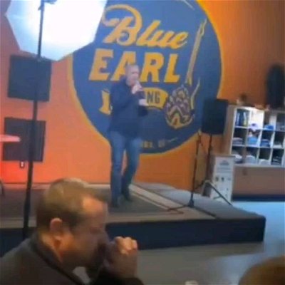 Second attempt at #standupcomedy at the @blueearlbeer with @explorede.usa hosting. Thank you so kich for the opportunity and helping us live our dreams. Thank you @meetthefolker for recording and supporting! #standup #comedy #peeing #stealth #ninja #watersports