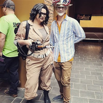 Day three of @crypticon_mn I was a ghostbuster! That's my friend @malarkyyy as Louis Tully! He made that helmet himself! Awesome, right?! 
.
.
.
#ghostbusters #louistully #cosplay #crypticon2021 #crypticonminneapolis #kikicraft #kikicraftcosplay #kikicraftmn