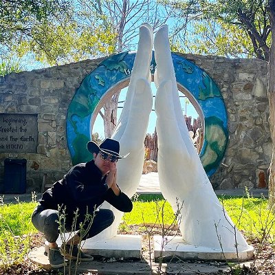 I can't believe they made a statue of the clapping hands emoji!!!! ✝️exas was amazing 🙏🏻🙏🏻🙏🏻