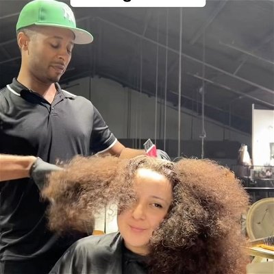 Can you fix and revive damaged curly hair? I asked my curly hair specialist @hairbydaniel1 #heatdamage 
.
.
.
.
. : #Curlyhair #curlyhairproblems #curlyhairprobs #frizzyhair #brushingcurlyhair #curlyhaircare #curlyhaircommunity #rizos #cachos