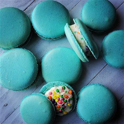 A lil sweet with a bit of crunch from some colorful nerds. Vanilla Macarons with Nerd buttercream 🤤 

#macaronstagram #macarons #macaronlover #buttercream #buttercreamfrosting #nerd #nerdcandles #delucious