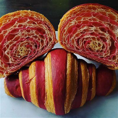 Look at this beautiful honey comb 🥰🥰🥰🤤🤤

#croissant🥐 #croissant #bicolour #colourcroissant #red #beautiful #delish #goodeating ##bakery #baker