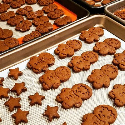 Tis the season! Gingerbread houses kits! Lots of work to do these guys but well worth it! 

#ginger #gingerbread #gingerbreadhouse #gingerbreadcookies #cookiesofinstagram #cookies #homemade #homebakery #homebaker #tistgeseason