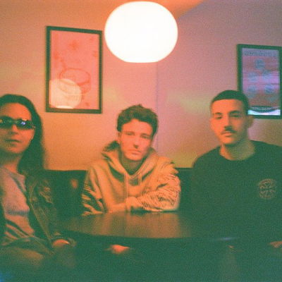 In a restaurant in a west end town….
WASTE THE DAY OUT 8/4/2022
✨🏃☀️🧡
.
.
.
.
#film #35mm #modernheartsrocks #naturallight #band #diner #bar #boothseat #photography #newmusic #singlerelease #newmusicfriday #bandpic #altrock #alternative #indiemusic