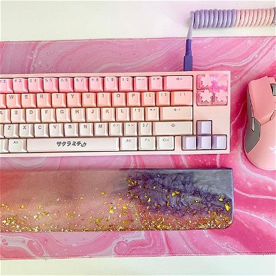 my latest keyboard setup ✨

newest addition: My customized resin wrist pad made by @oatsdiy 💜 it came out exactly the way I wanted to match my setup 😍 (it’s my first wrist pad too and i’m so happy with it 🥺) thank you again @oatsdiy 💗 
-swipe right for close up pictures with better lighting hehe-
.
.
.
.
.tags: #keyboard #resin #pinksetup #pinkaesthetic #pink #pcsetup #gamergirl #razer