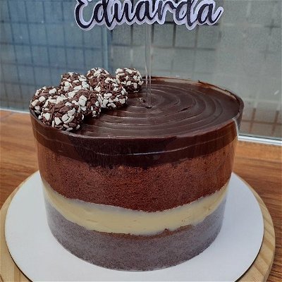 Naked cake no acetato para comemorar a vida da Eduarda 🖤🤍